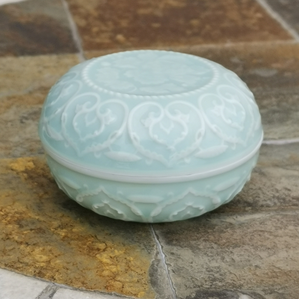 Chinese Celadon Porcelain PEONY Round Trinket Box - Picture 2 of 7